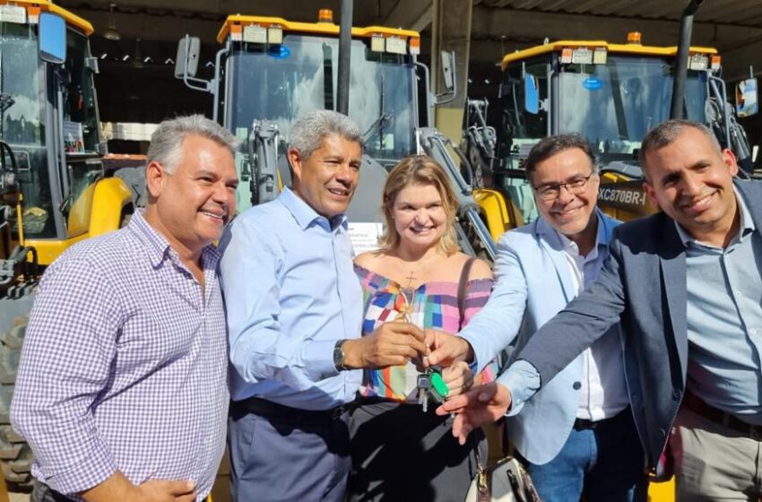  Ao lado do governador Jerônimo e com a presença da prefeita Ana Cleia, Sandro Futuca entrega retroescavadeira para Ibirataia