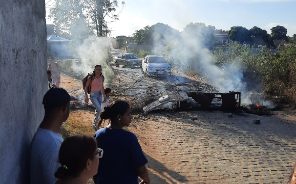  Após assalto com uso de metralhadora ônibus deixam de ir até o Reserva do Parque; moradores fazem manifestação pedindo transporte e segurança