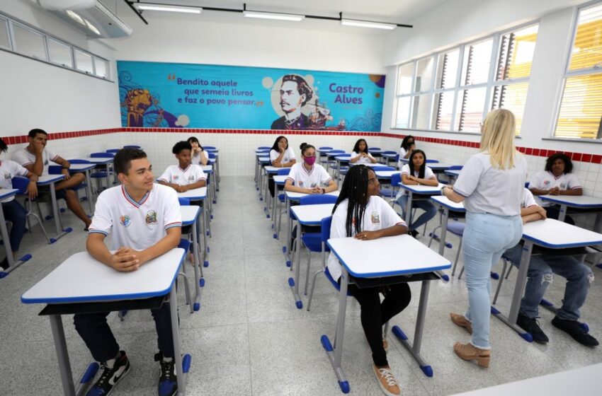  Governo do Estado concede avanço na carreira para 770 educadores na Bahia