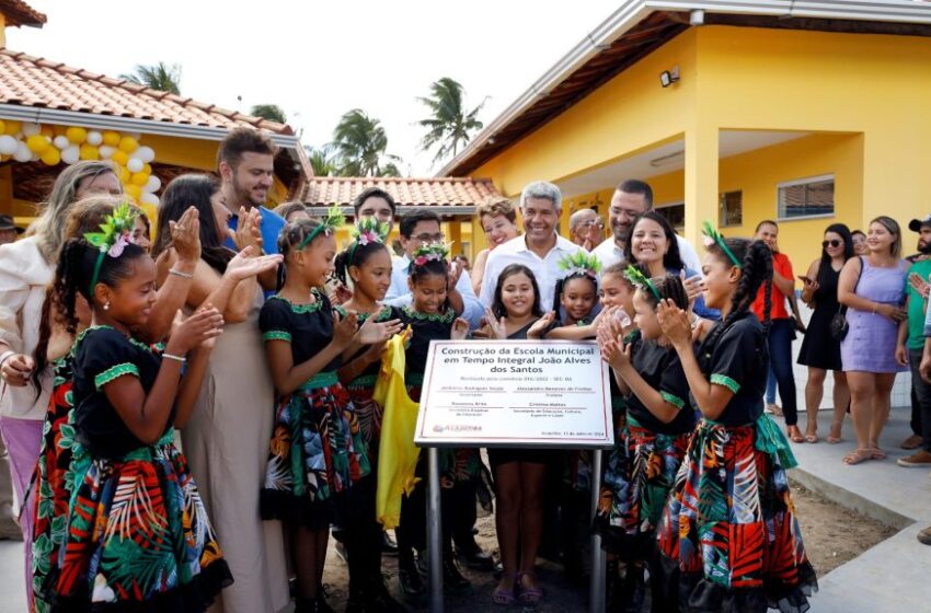  Em Acajutiba, governador entrega escolas mais modernas e equipadas para população