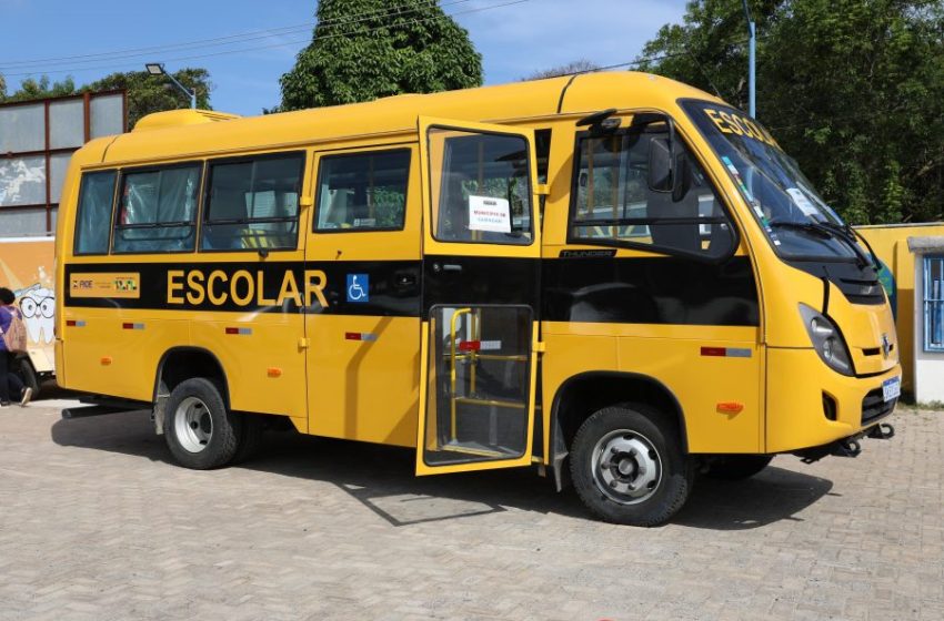  Estado entrega novos ônibus escolares em Monte Gordo e Arembepe, no município de Camaçari