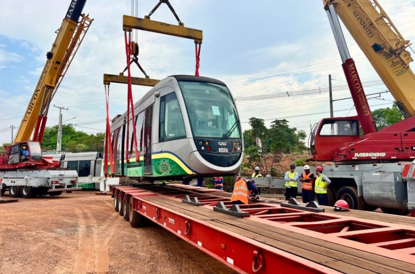  Trens do VLT de Salvador e RMS começam a ser transportados para procedimentos na fábrica em SP