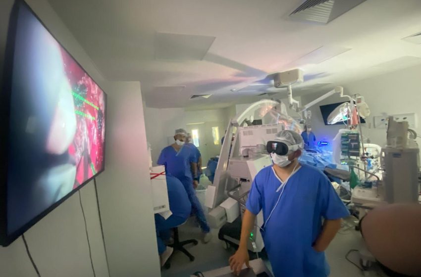  HGCA é o 1º hospital no país a usar óculos de realidade virtual da Apple em neurocirurgias 22 outubro 2024