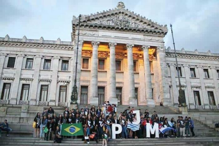  Alunos do ensino médio já podem se inscrever para o Parlamento Juvenil do Mercosul