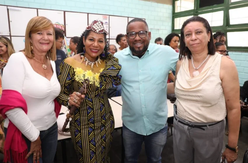  Rainha do Congo participa de encontro em colégio estadual, em Salvador