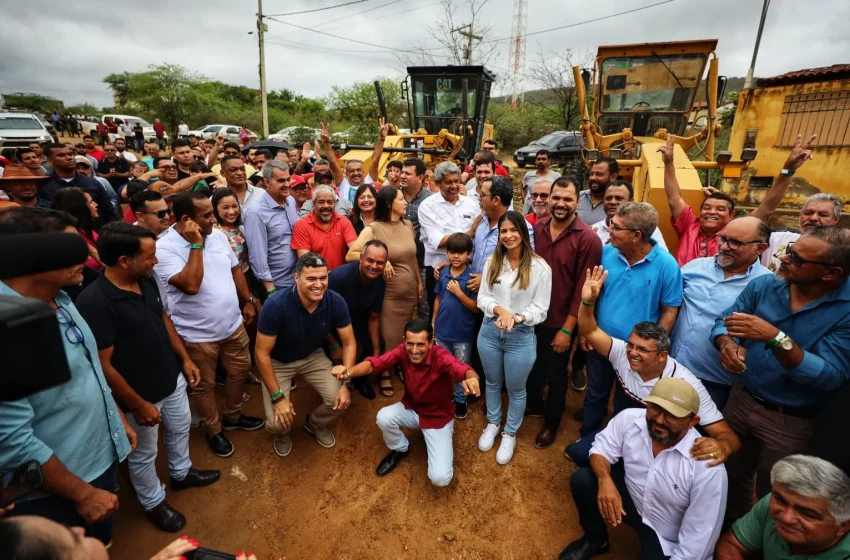  Última cidade da Bahia sem ligação asfáltica, Caetanos comemora pavimentação de trecho da BA-959