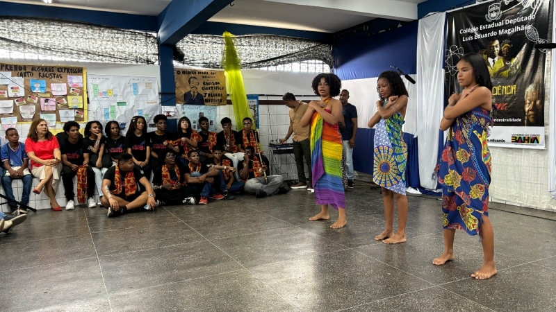  Estudantes do bairro do Arenoso celebram a cultura e a beleza do povo negro