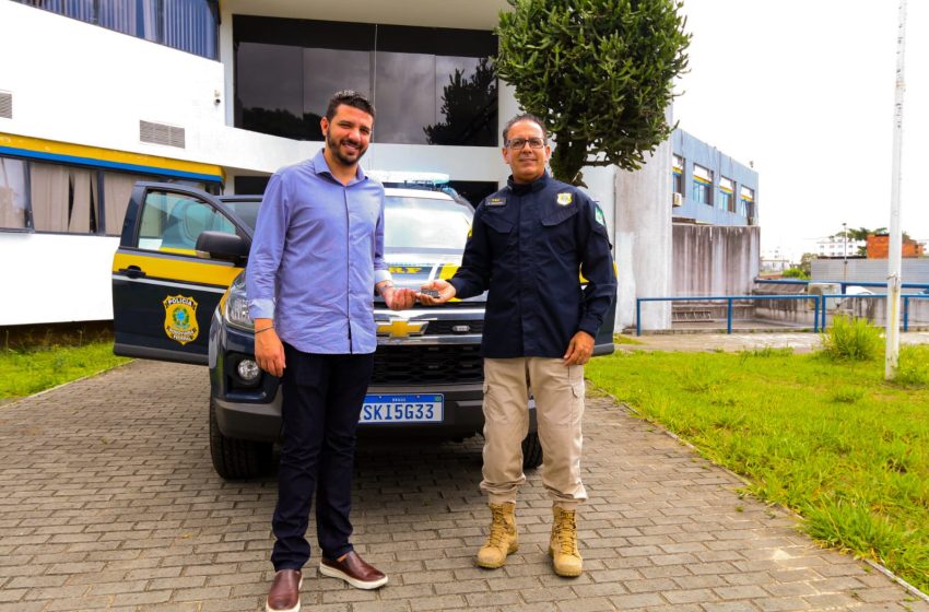  Fruto de Emenda Parlamentar, Neto Carletto entrega mais uma viatura para a PRF de Eunápolis