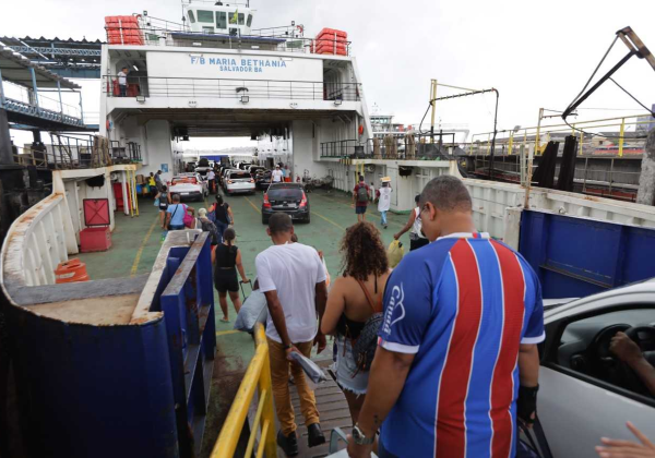  Passageiros enfrentam filas de até 3 horas no ferry-boat após feriado de Natal