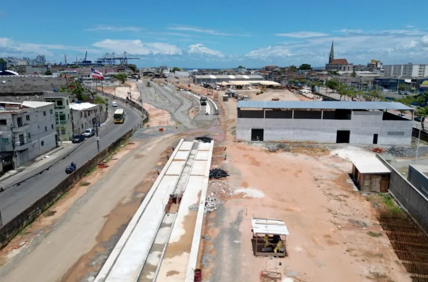  Governador vistoria obras do VLT na Calçada, que avançam com implantação dos primeiros trilhos