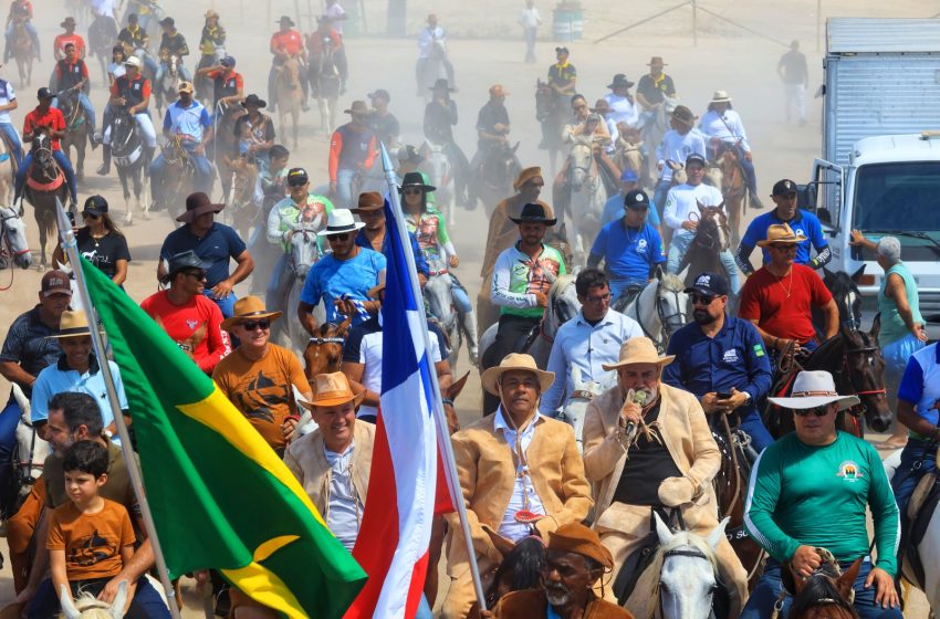 Governador entrega equipamentos e prestigia tradicional Festa dos Vaqueiros em Milagres