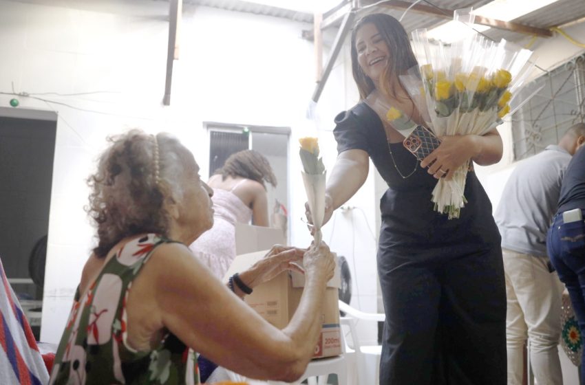  Secretaria de Comunicação realiza entrega de presentes para idoso do Lar Elizabeth, em Salvador