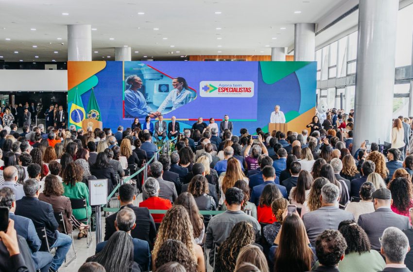  Em Brasília, Jerônimo Rodrigues participa do lançamento do programa Agora Tem Especialistas