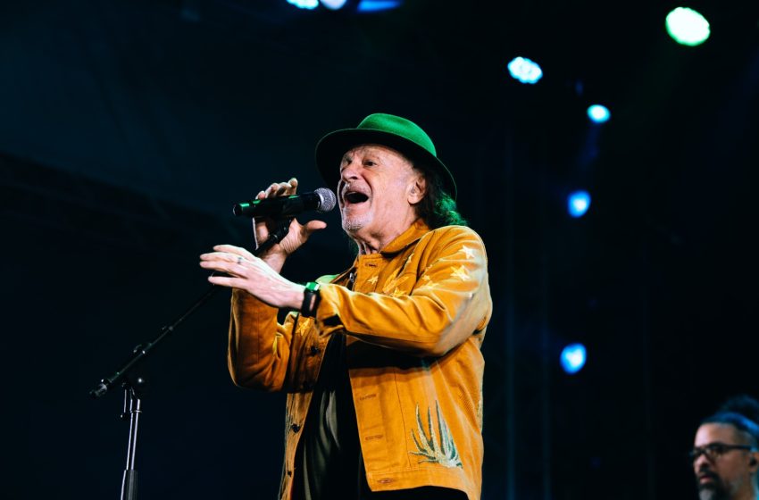  Alceu Valença emociona público no Largo do Pelourinho, com show lotado
