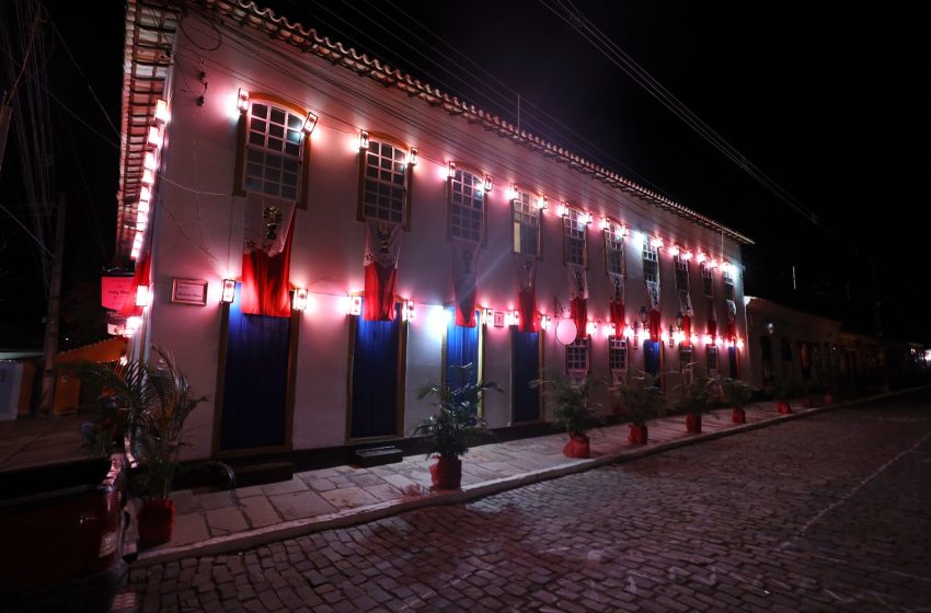 Rio de Contas vive a magia da Noite das Lanternas com presença do governador Jerônimo Rodrigues