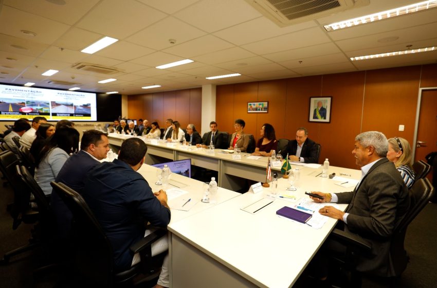  Prefeito de Ibiassucê recebe ambulância, veículo TFD e ônibus escolar, reafirmando parceria entre Estado e município