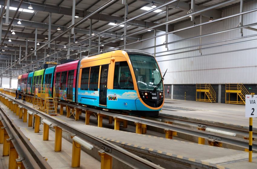  Em Hortolândia, Jerônimo Rodrigues acompanha últimos ajustes nos trens do VLT do Subúrbio; o primeiro chegará a Salvador no início de dezembro