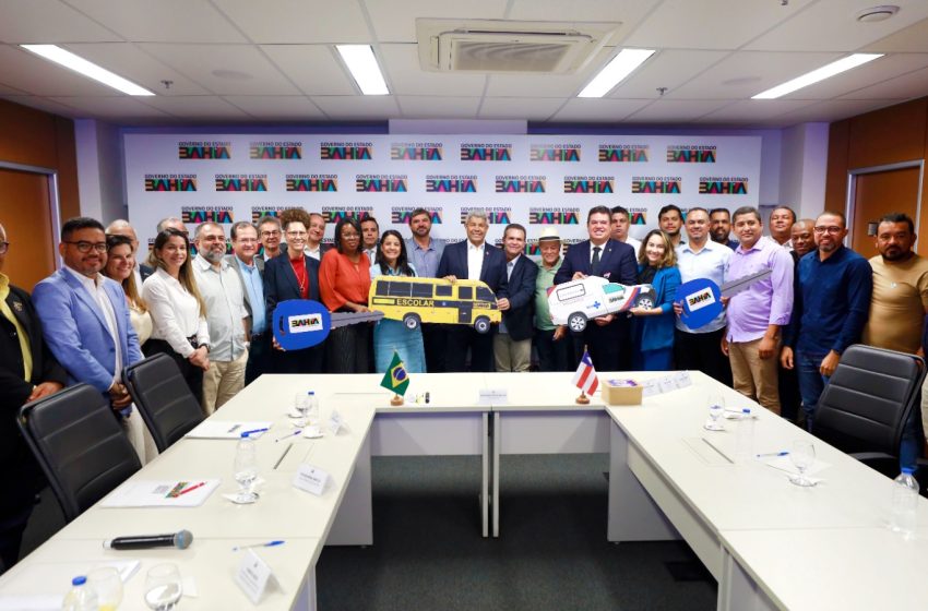  Estado entrega veículos para a saúde e ônibus escolar para o município de Iramaia