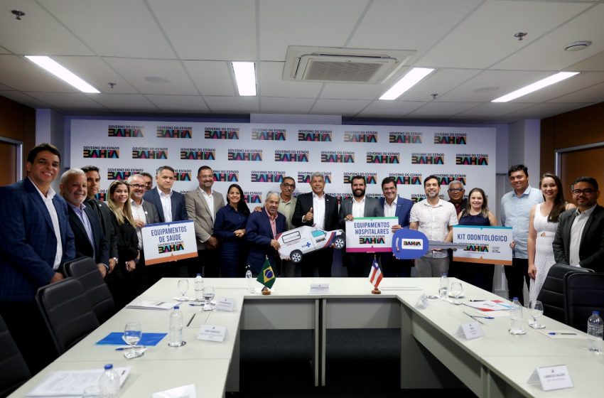  Governador se reúne com prefeito de Jacaraci e entrega equipamentos de saúde para o município