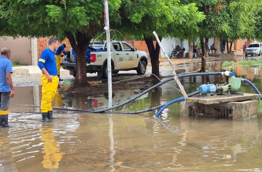 Em ações emergenciais de combate aos efeitos da chuva, Governo do Estado contém alagamentos, doa copos de água e monitora situação de rodovias