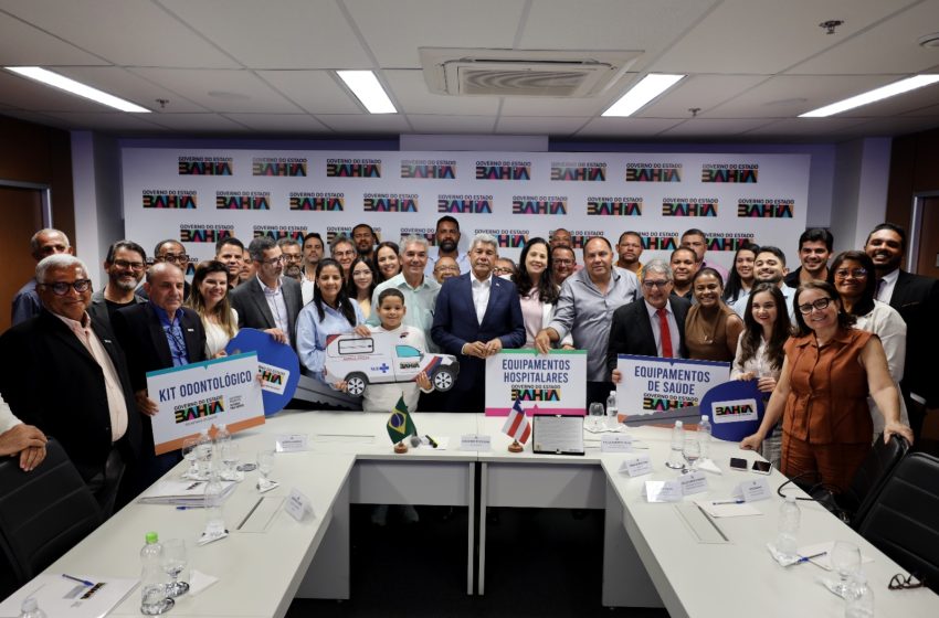  Em reunião com a prefeita, governador discute ações para Conceição do Almeida e entrega equipamentos e veículos para a saúde local