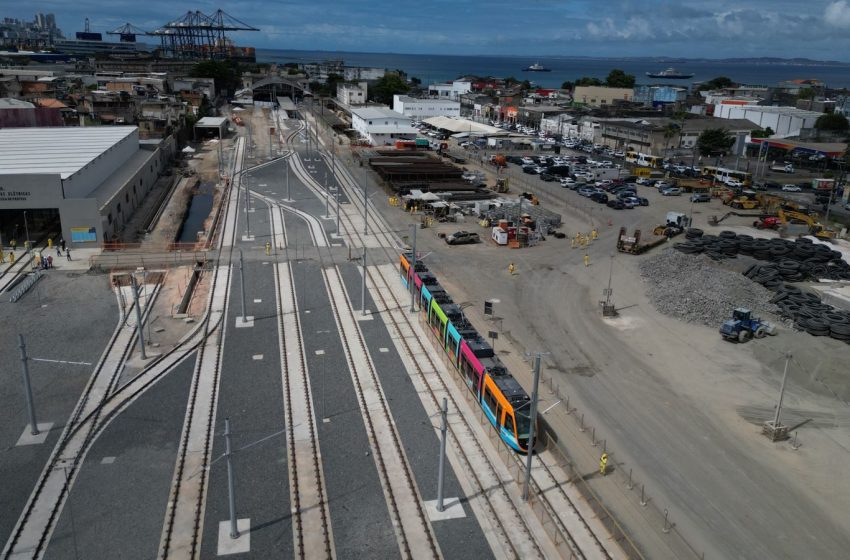  Obra do Governo do Estado, VLT faz primeira viagem-teste e marca avanço na mobilidade da capital baiana