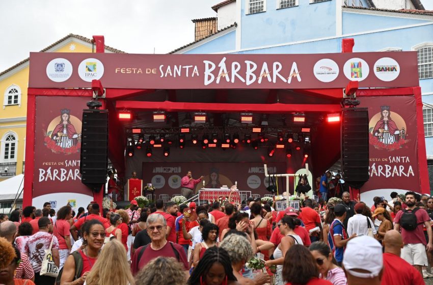  Multidão celebra Santa Bárbara com fé e devoção no Centro Histórico de Salvador