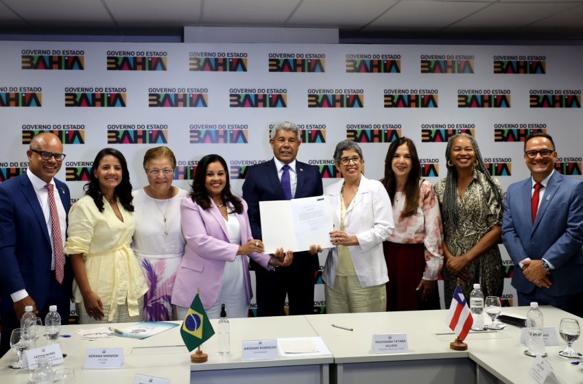  Reitora da UNEB é reconduzida ao cargo; governador assina termo de posse para novo mandato