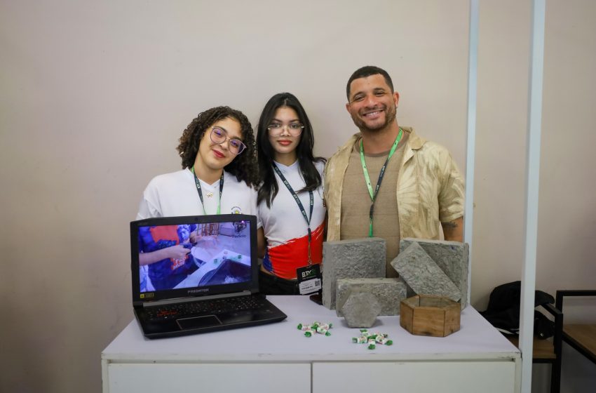  Estudantes de Conquista criam piso intertravado que substitui brita por plástico