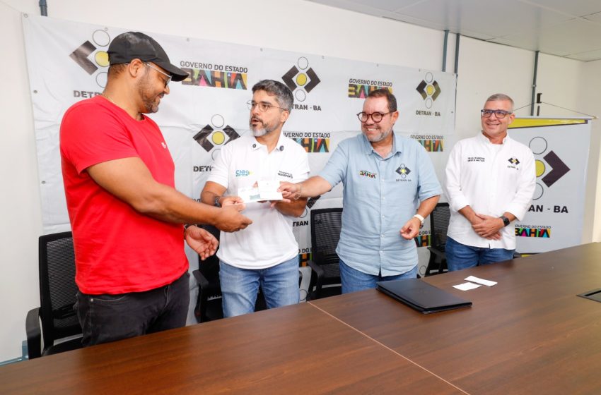  Bahia entrega primeira CNH do Brasil emitida no estado