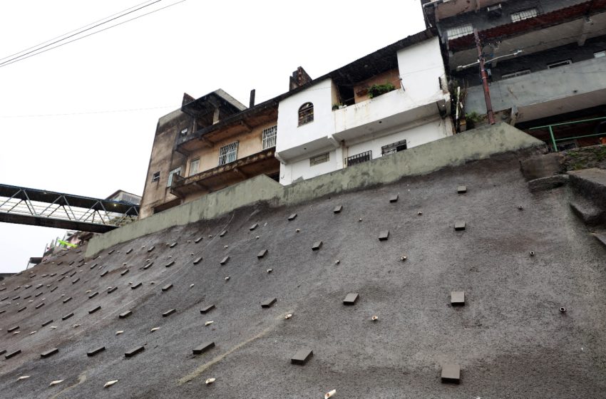 Governo da Bahia amplia prevenção a desastres naturais na capital com entrega de encosta