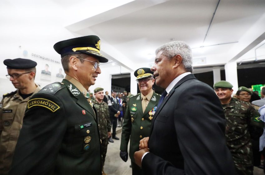  Governador acompanha passagem de comando da 6ª Região Militar na capital baiana
