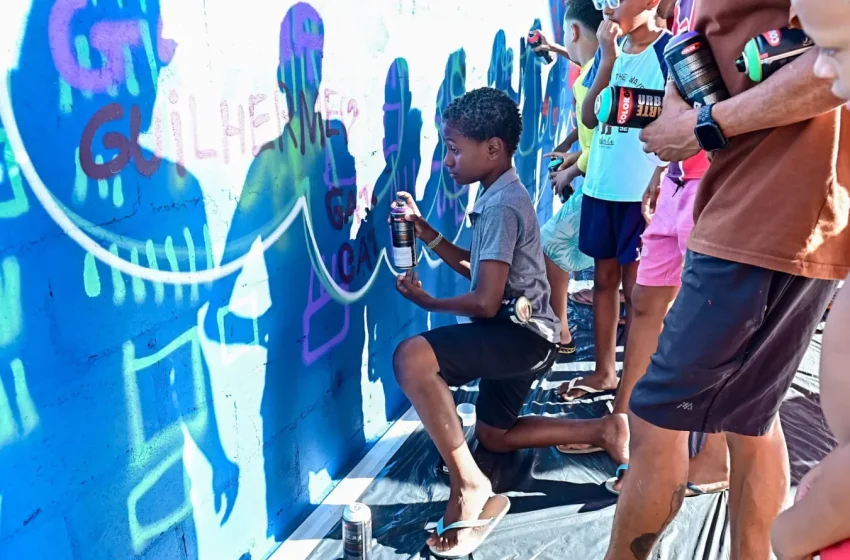  Prefeitura promove oficina de grafite para crianças e adolescentes no canteiro central da Bonocô