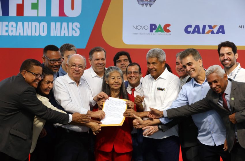 Famílias da Lagoa Grande são beneficiadas com títulos de regularização fundiária, em Feira de Santana