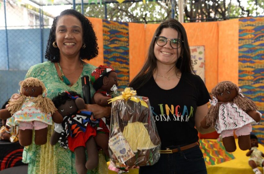  Escola Municipal de Salvador promove oficina de bonecas pretas em celebração ao Julho das Pretas