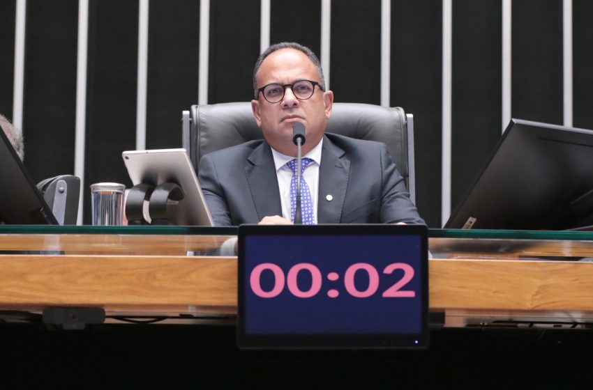  Jorge Araújo apresenta projeto para impedir cobrança de estacionamento de trabalhadores em shoppings e centros comerciais