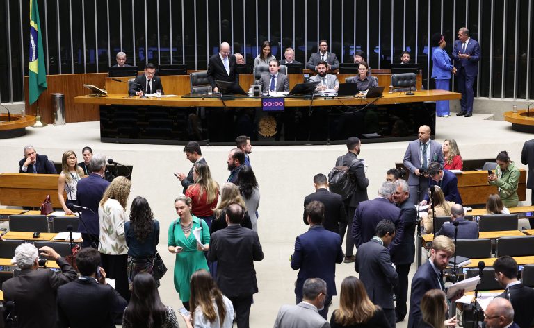  Retrospectiva: Câmara aprovou no 1º semestre acordo Mercosul-UE, fim da escala 6×1 e reajuste para professores – Notícias