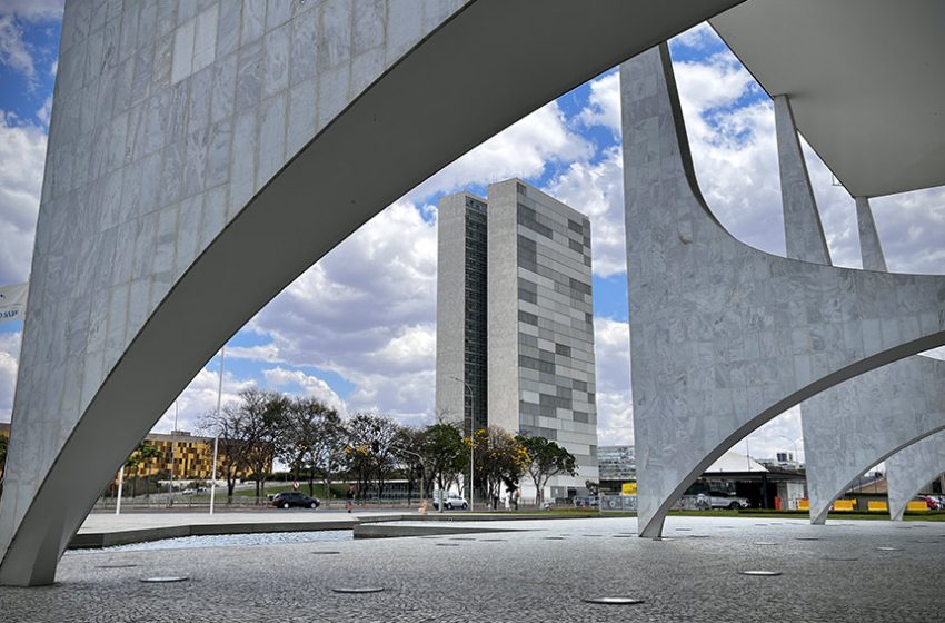  Executivo envia Orçamento de 2027 ao Congresso com mínimo de R$ 1.741