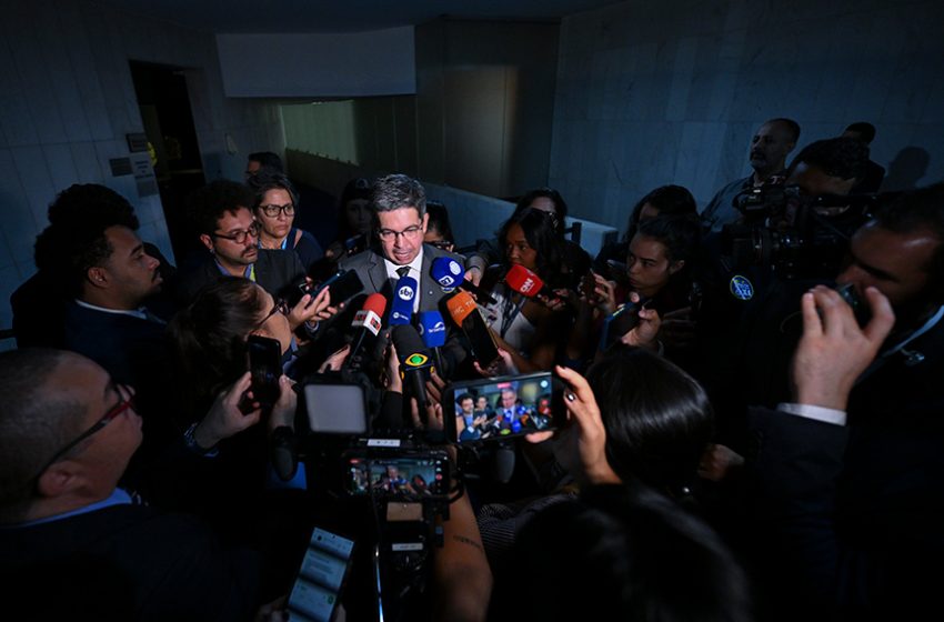  Randolfe: votação da PEC do fim da escala 6×1 acontecerá até outubro