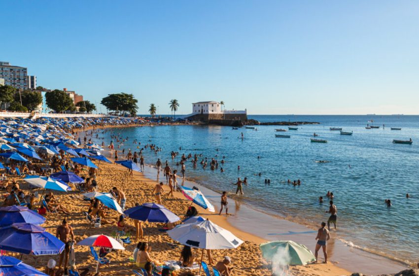  Prefeitura de Salvador inicia instalação de boias de delimitação de área de banho no Porto da Barra nesta terça (1º)