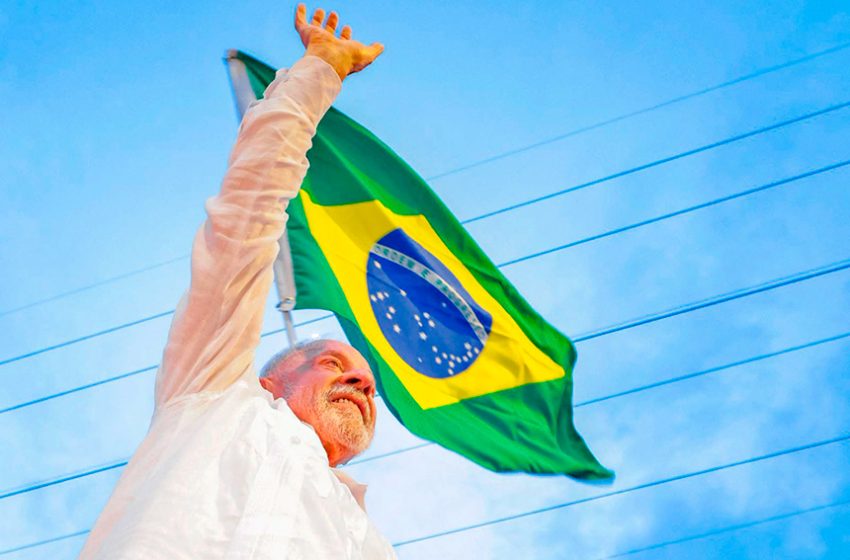 Lula é reeleito para quarto mandato de presidente